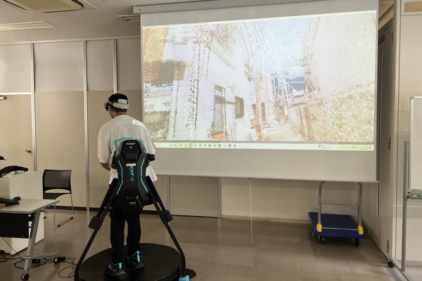大阪電気通信大学のオープンキャンパスで、歩行型VRの体験が行われました