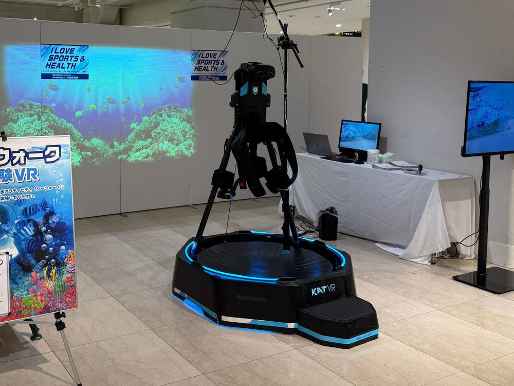 動きを妨げない、
頭上からのケーブル配線